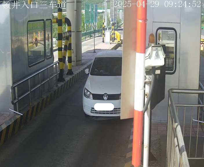 顿井入口三车道 (服务器)_001_2025-04-29-09-24-53.jpg